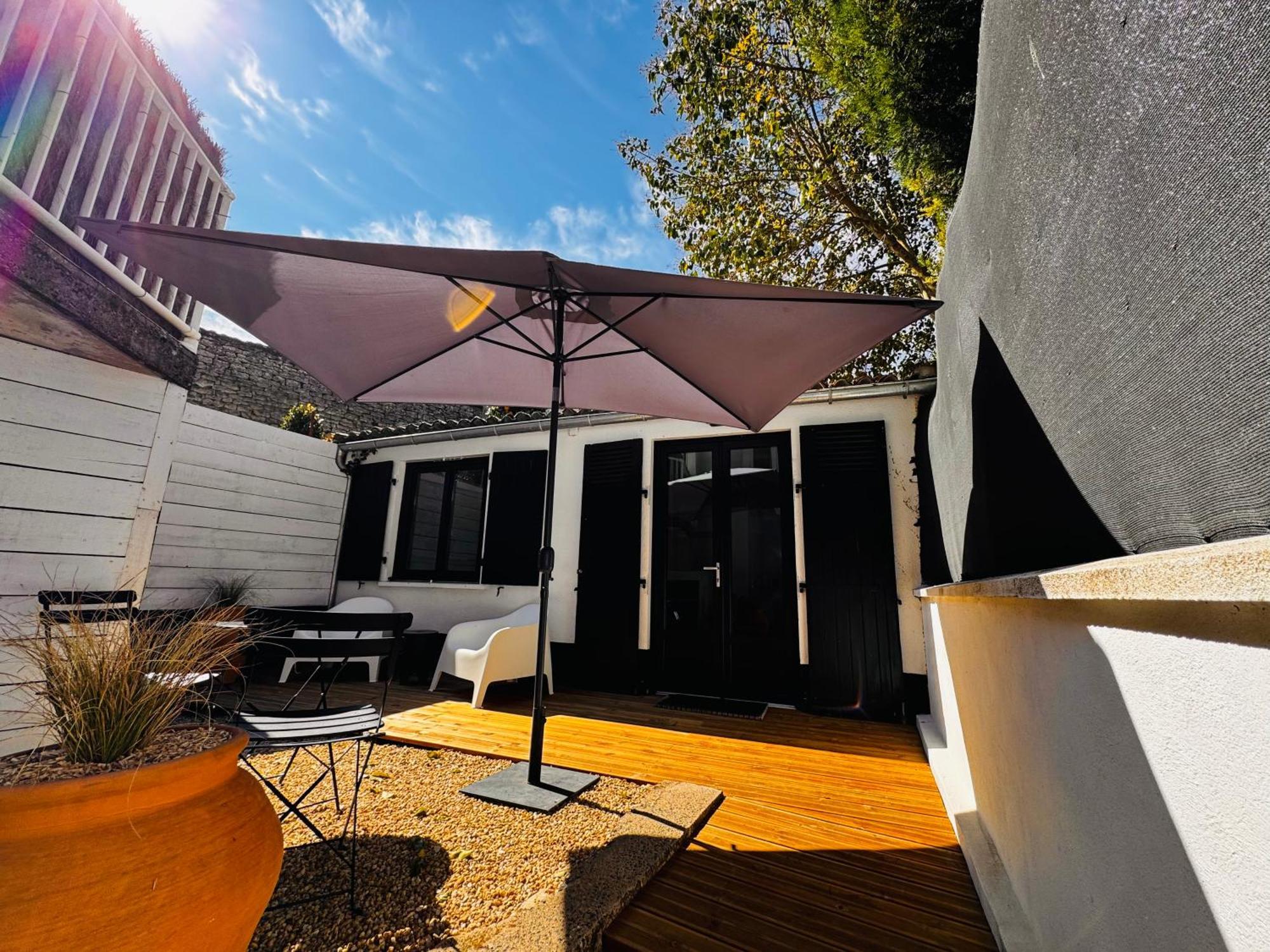 Apartamento Le Petit Re, Hypercentre, Garage Prive, Terrasse Niort Exterior foto